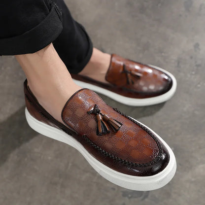 Men's Casual Shoes Embossed Leather Men Retro British Style Tassels Loafers Mens Comfortable Outdoor Driving Flats